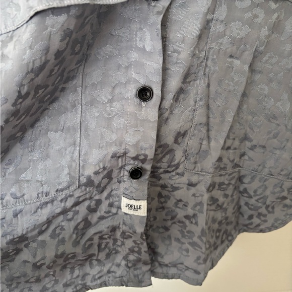 Light Gray Textured Button-Front Blouse - Picture 4 of 6